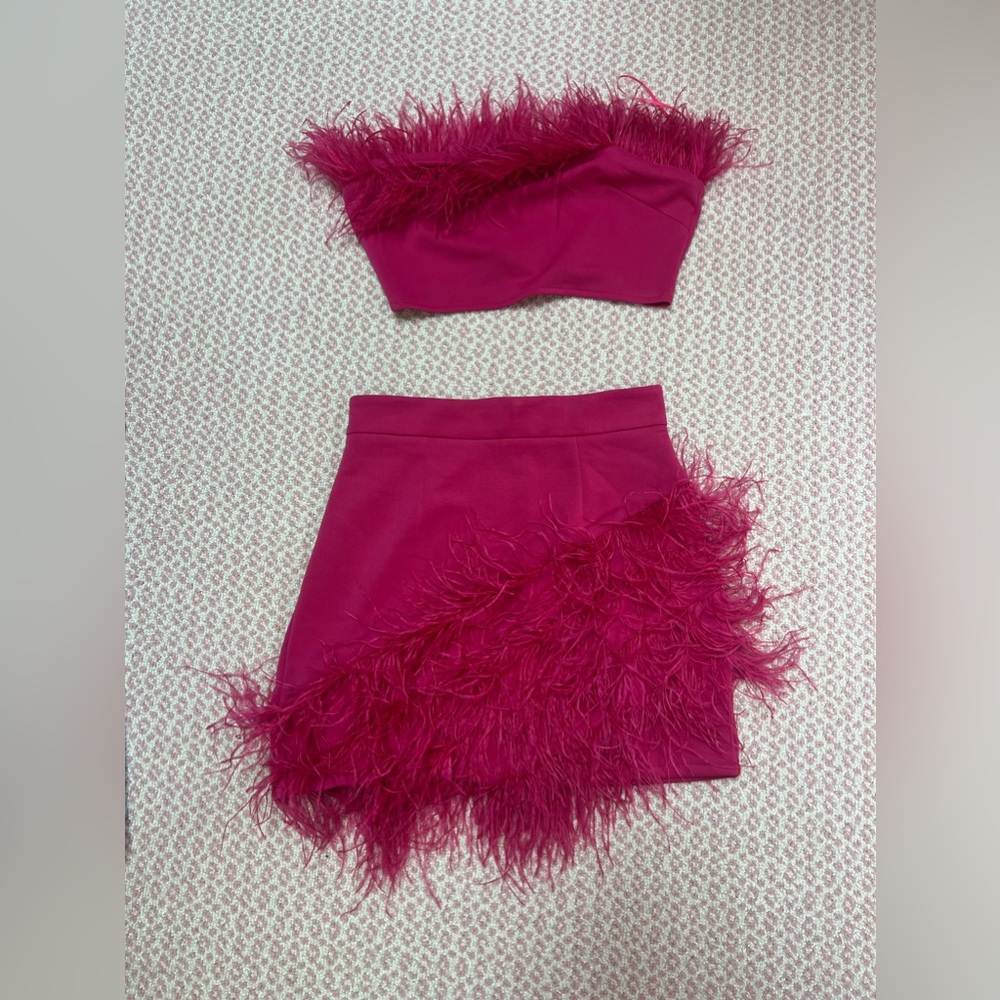 Hot pink feather set, only worn once, bought at Dear Hannah is the brand Qull